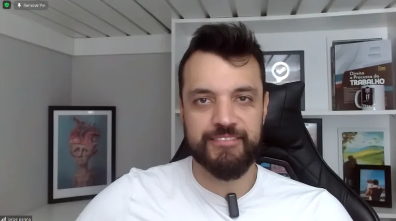 Cenário embaixo de uma cama suspensa, antes